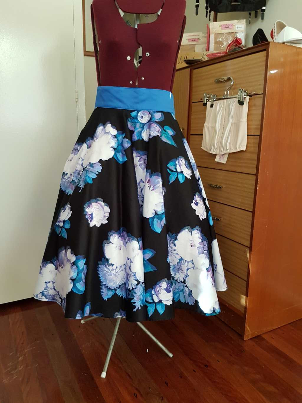 Full Circle Skirt blue floral – Velvet-Rose's Pin Up Dressing Room