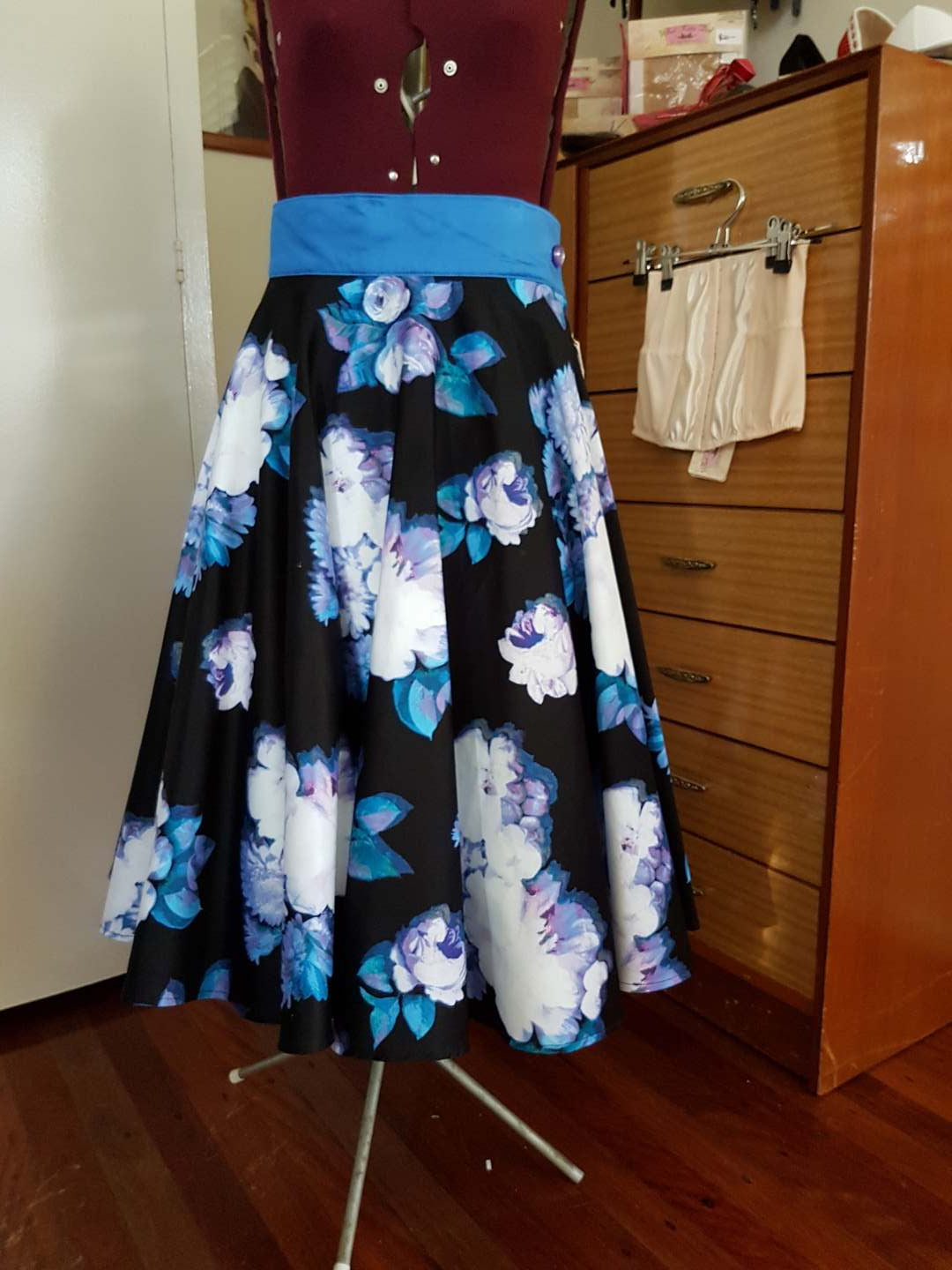 Full Circle Skirt blue floral – Velvet-Rose's Pin Up Dressing Room