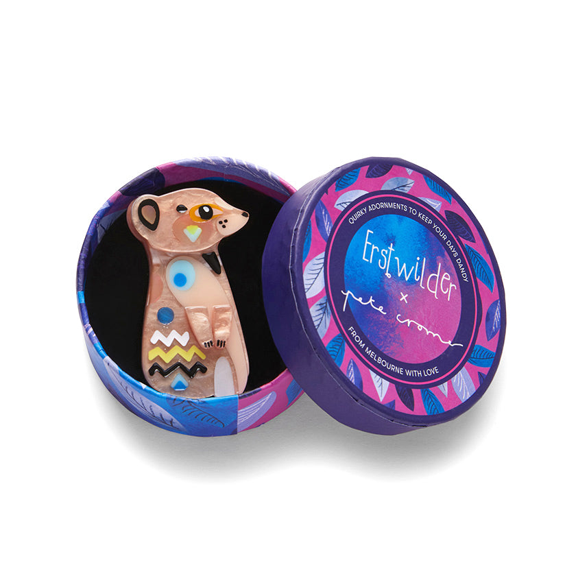 HL_009AK1MN03TheMasterfulMeerkatMiniBrooch-3